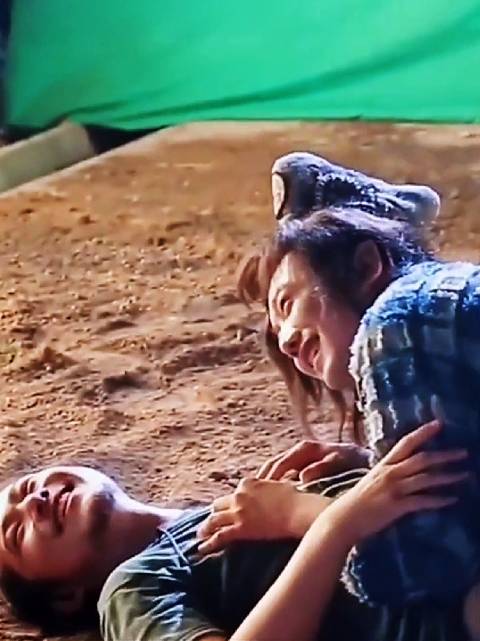 张雨绮片场笑场，男演员紧张如木偶