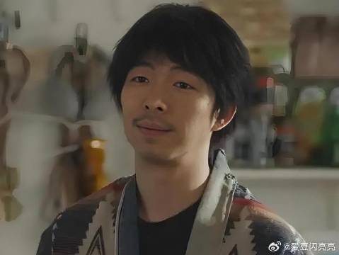 结识了邻居小叶，两位性格迥异的女性，一个坚强，一个柔软，一个擅长给人当妈