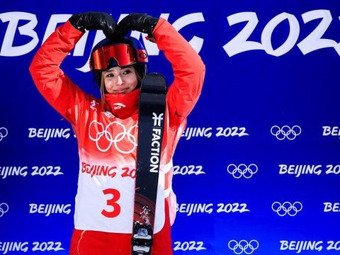 3连冠！谷爱凌创历史，被外国网友批评：享受美国福利却代表中国