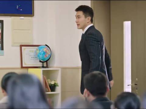 霸道总裁来给弟弟开家长会，尴尬不尴尬，因为一个片段看了整部剧