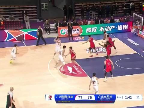 广东男篮vs龙狮男篮德比战火点燃，胡明轩徐杰带伤拼抢