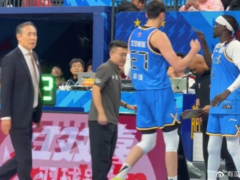 垃圾时间登场刷4分！北京顶薪内线范子铭难掩尴尬 新赛季更边缘化