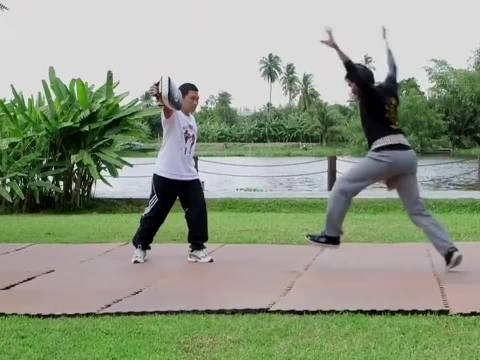 托尼贾巅峰身体素质引热议，对比成龙李连杰