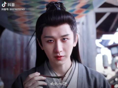 我颤抖了 最后的抹脖子的动作好诱惑 cy