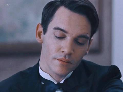 电影《魂断日内瓦》讲述二战外交官与人妻禁忌之恋