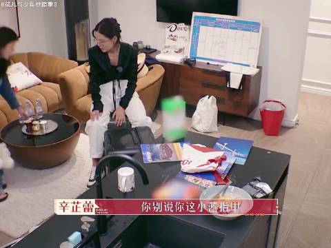 辛芷蕾登法国《观点》封面，黑红造型演绎东方力量型美人