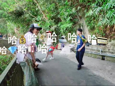 刘嘉玲老钱式笑声引热议，邵子恒憨笑成跨年亮点