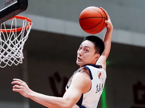 胡明轩低迷原因！周鹏早已曝光膝盖伤势，如今攻守崩盘，该休息了