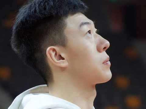 广东胜广州！四首发统治攻守，胡明轩打铁，萨姆纳+郭艾伦出隐患