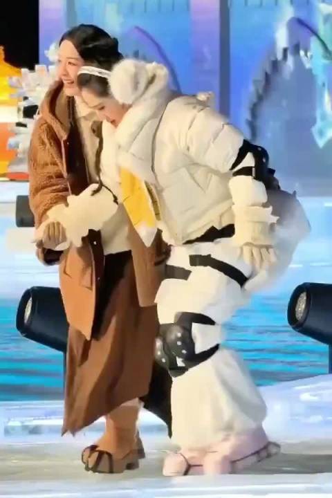 谢娜长春冰雪新天地步履蹒跚被调侃像老奶奶过马路