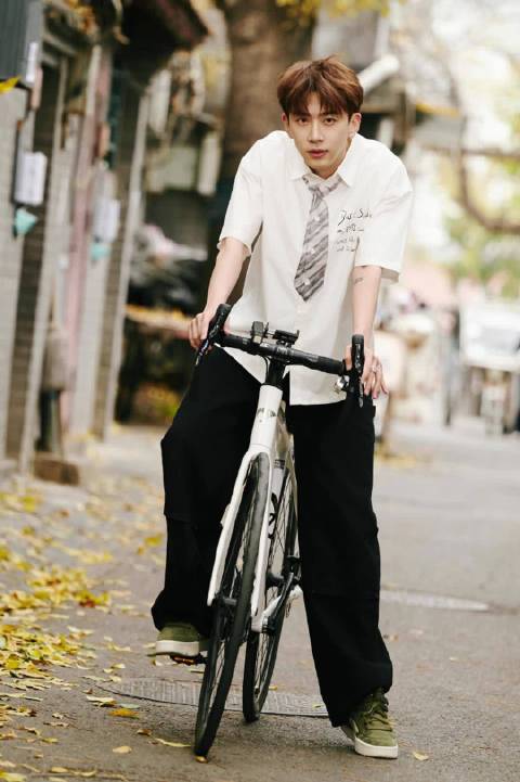 费启鸣的骑单车写真，想和这样的少年感学长放学一起回家