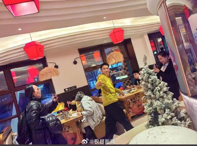 谢霆锋现身哈尔滨铁锅炖店亲和力获赞