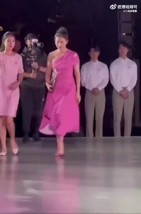 高圆圆身体变厚引热议，年龄增长或为原因