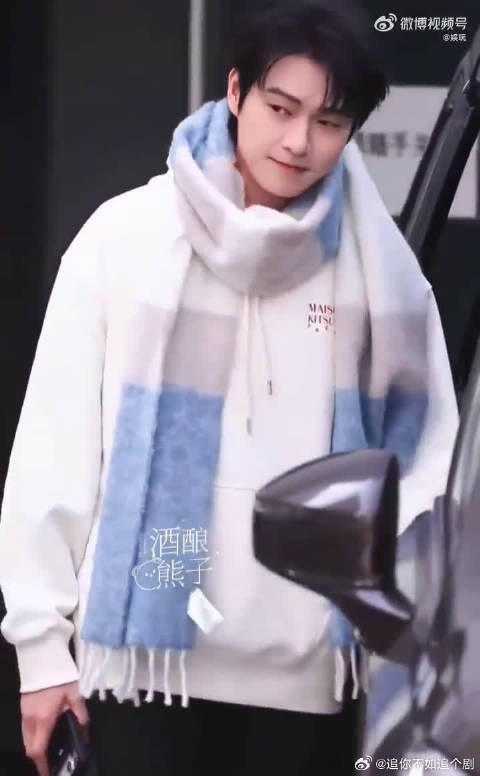 魏大勋穿白色毛衣亮相你好星期六害羞引关注
