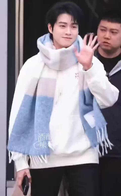 魏大勋今天hi6录制，跟粉丝们打招呼一脸腼腆，好久没见这么还害羞上了呢哈哈