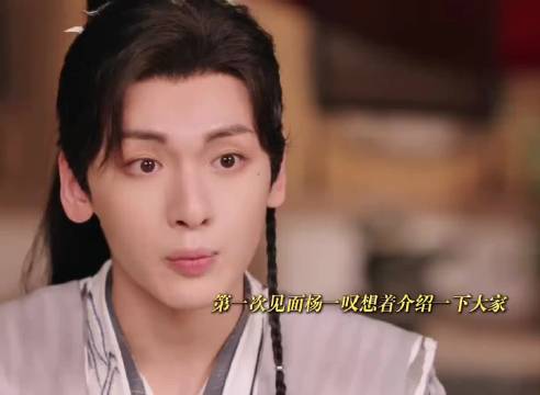 那俩傻子一听 说的不是自己，立刻开心地吃了起来 吴宣仪