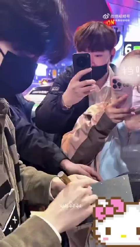 陈立农机场签名宠粉温柔浅笑，少年感依旧