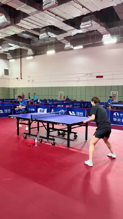王曼昱和范思琦训练（应该是去年乒超的） 全程看女女大长腿了 时小洋