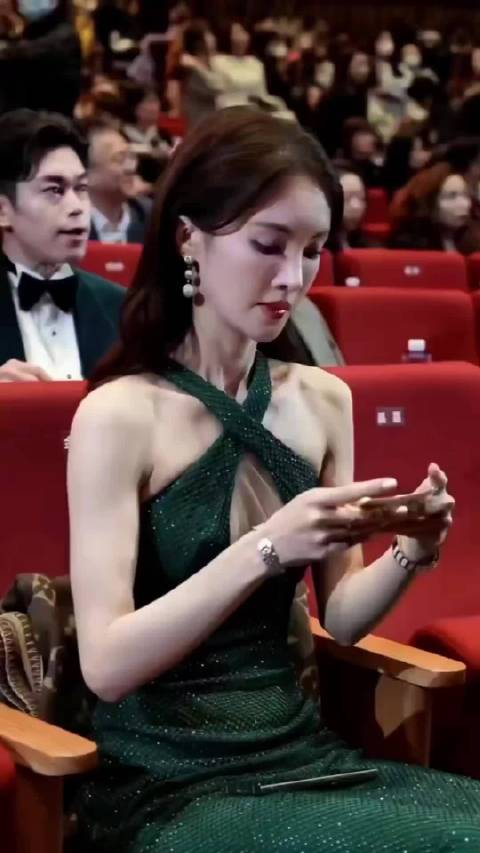 清冷又妩媚 金晨 墨绿礼裙