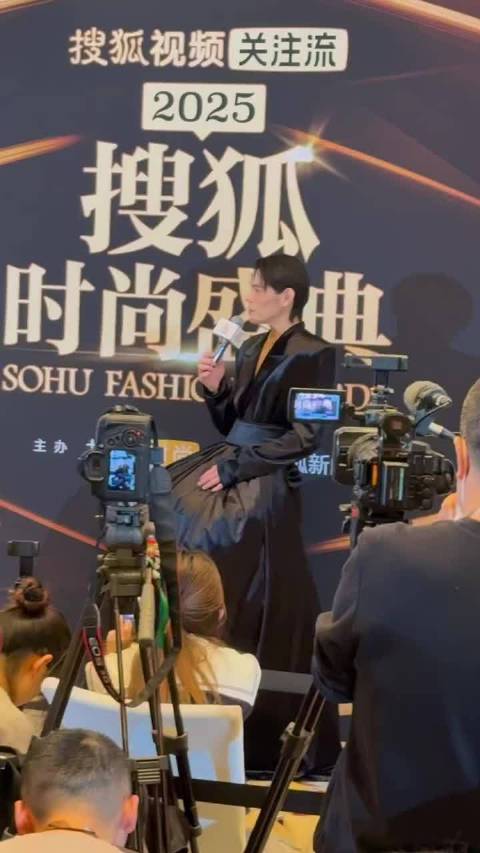 向佐说自己这个裙子是男装，还现场变装