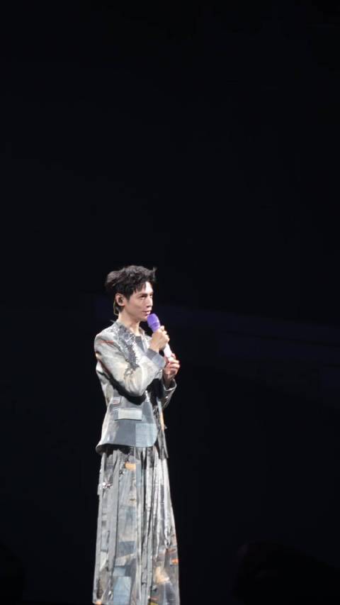 罗云熙不愧是成都人，这鼻子牛逼：一下机场就闻到川菜味！