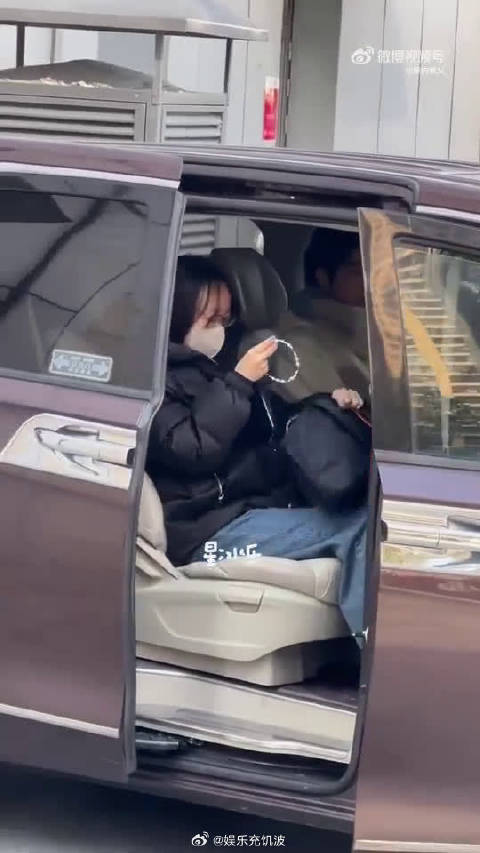 魏大勋好久不见，怎么还变得这么腼腆啊！粉丝路透里打招呼的样子太乖了！