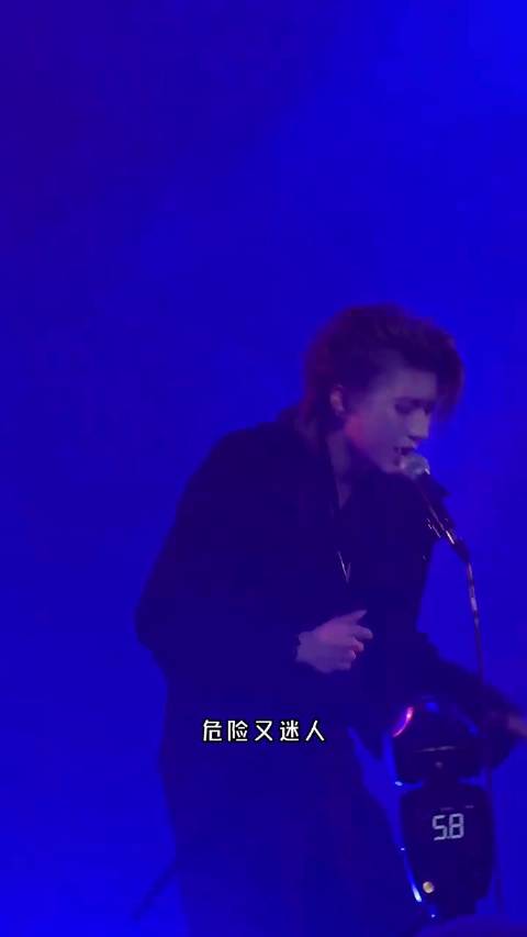 蔡徐坤《情人》舞台实力依旧，纯元级旋律引共鸣