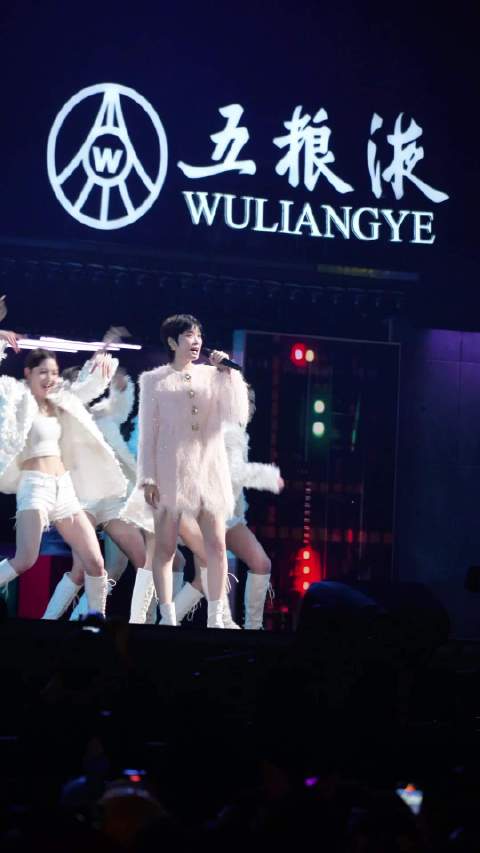 李宇春四川卫视花开天下新年演唱会《野蛮生长》，嗨到爆！