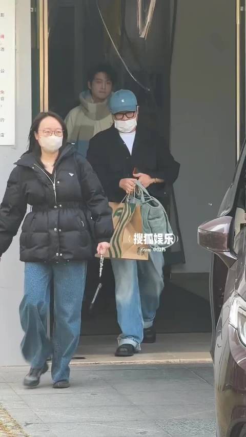 魏大勋戴蓝白色围巾好男大呀