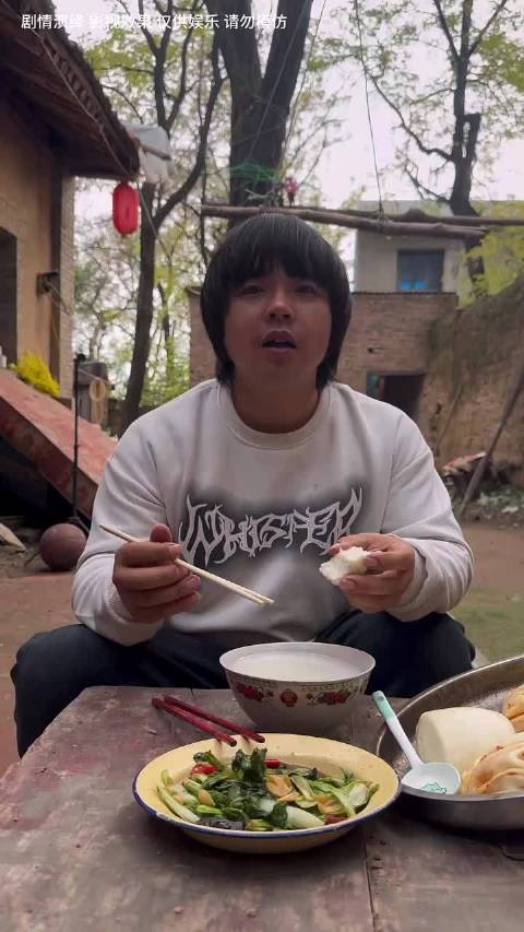 武痴龙少爷早餐间即兴表演，致敬成龙短片