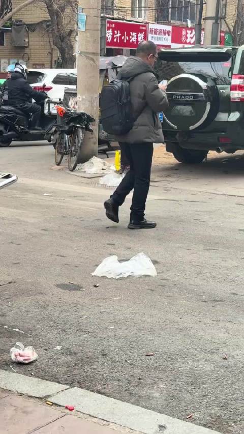 羡慕捡破烂开豪车的阿姨，我才三十看见水瓶子都想捡了，是不是到岁数了