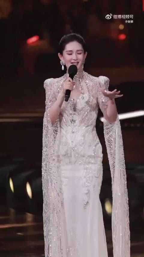谢娜展现唱功被赞乘风创始人，粉丝期待明年舞台见