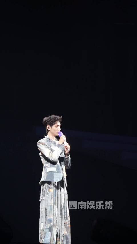 罗云熙四川卫视演唱会自称地道成都人