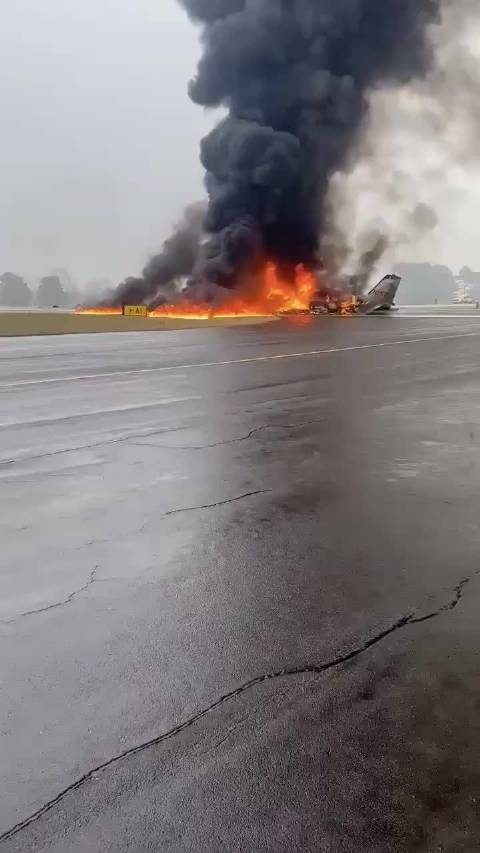 小型飞机北卡坠毁致7死，前赛车手比夫尔疑遇难