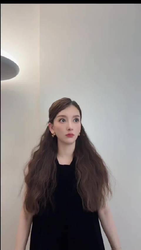 果然有钱生三个孩子也不影响身材！保养的真好郭富城有福了！