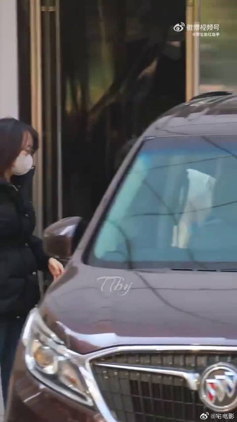 魏大勋你小子可以啊！好久不见还学会害羞了？白毛衣一穿，帅得我心巴怦怦跳！