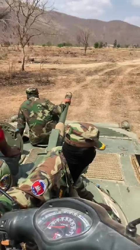 柬埔寨军队的摩托化步兵，这BMP1步战车上还真是摩托车