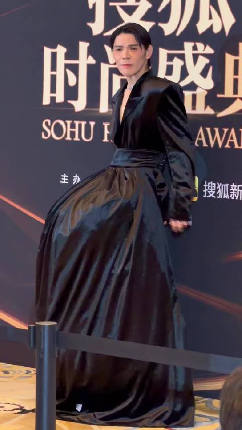 向佐超难驾驭造型亮相时尚盛典 不过是不是穿反了！