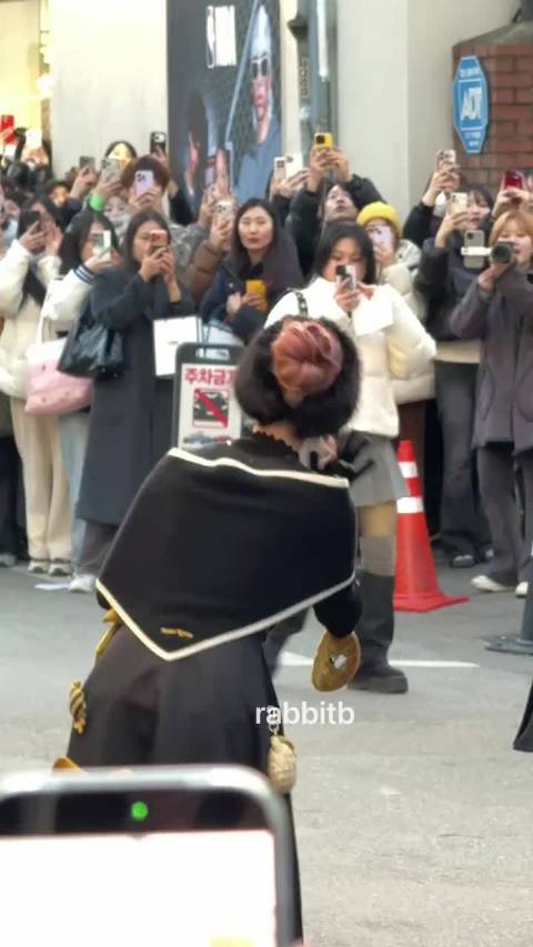 宋雨琦圣水站台活动！这是童话里的公主吗？