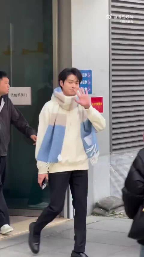 大勋花上班路透围巾+白色毛衣温暖治愈，冬日男神氛围感拉满了！期待这个