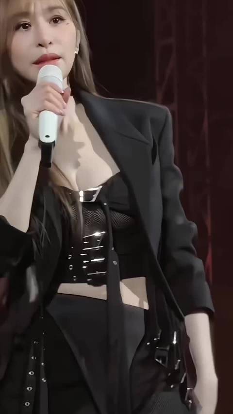 你敢相信这是43岁的王心凌吗，果然能打败甜妹的只有王心凌自己