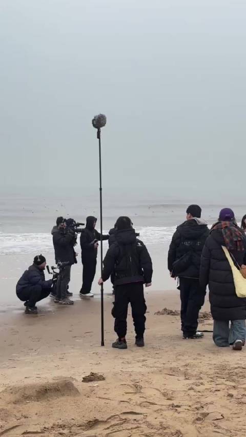 网友在阿那亚偶遇陈梦、李艾拍摄