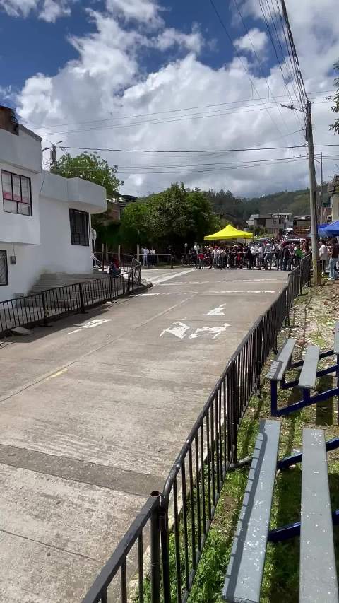 心疼！摩托比赛高能翻车瞬间，每一下摔倒都看着好疼