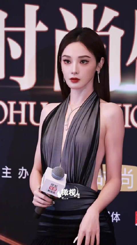 彭小苒红毯造型引关注，提醒注意走光