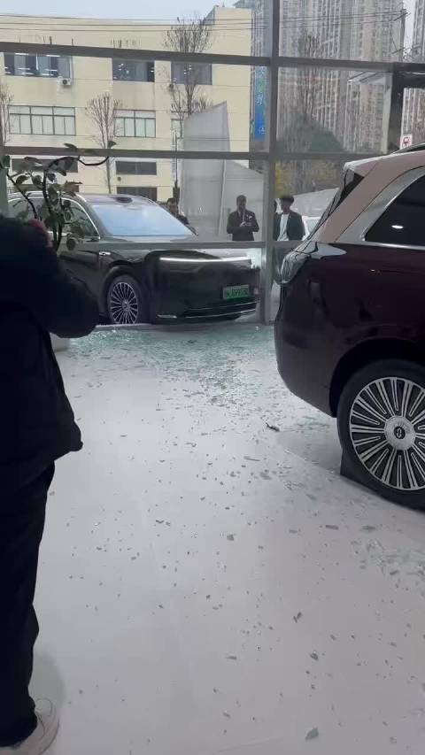 这车还是很硬的，玻璃都碎了一地，车头居然没什么损伤