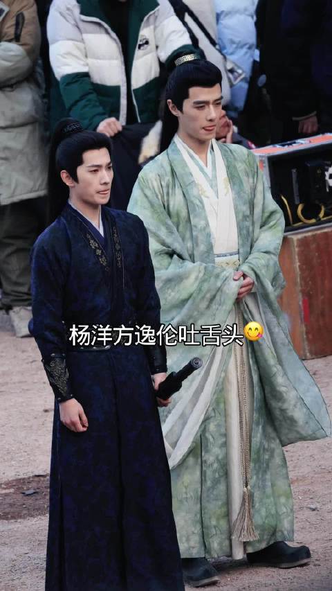 杨洋方逸伦一起吐舌头，两兄弟真是神同步呀！