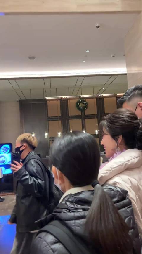 心细的芝姐眼疾手快的拉住了快要撞到墙上的粉丝