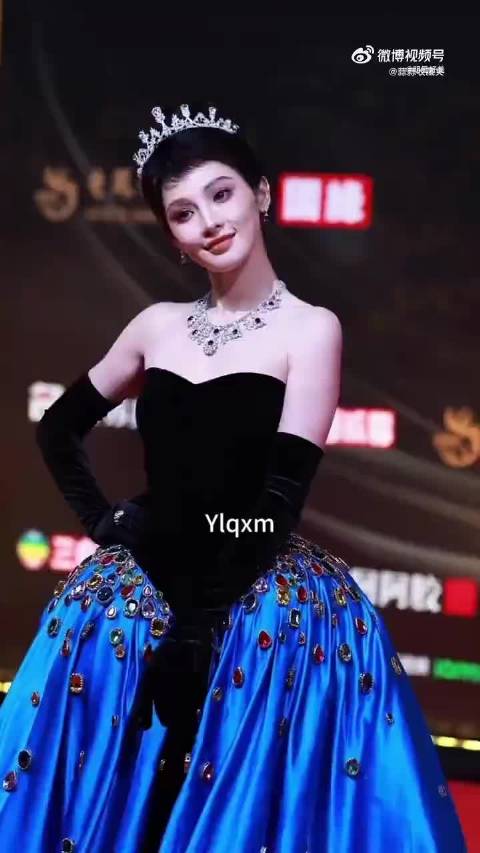 彭小苒国剧盛典红毯挑战赫本风短刘海造型