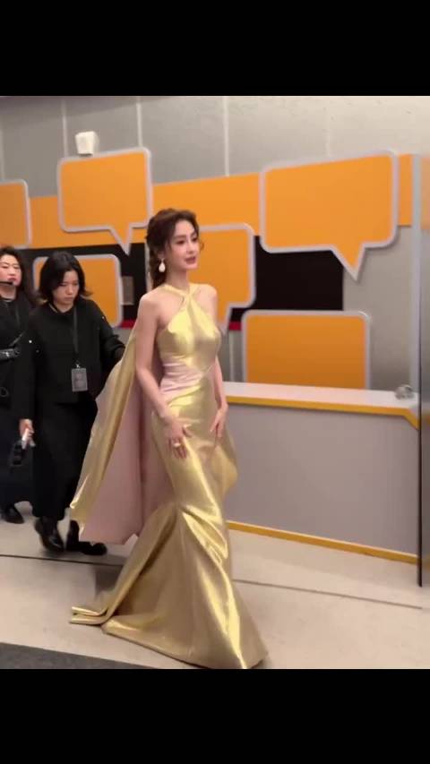 baby今晚真的美呆了啊，金粉裙好显眼啊