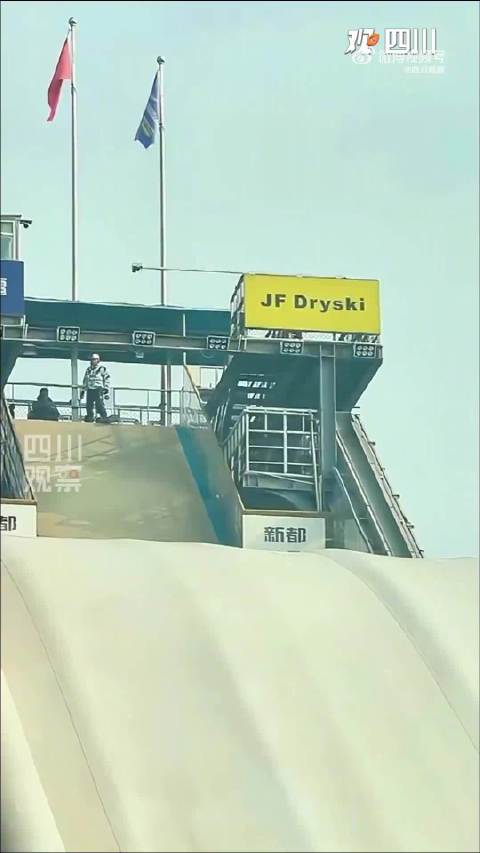 帅帅帅！成都市民滑雪场偶遇苏翊鸣